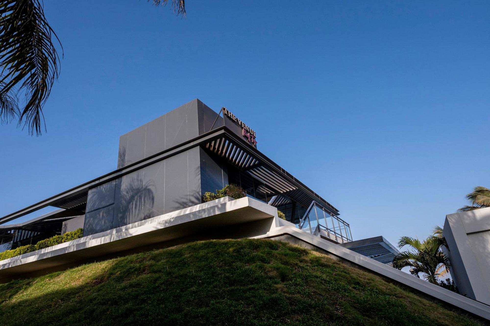 Noom Hotel Dakar Sea Plaza, A Member Of Radisson Individuals Eksteriør bilde The house is located on a hilltop
