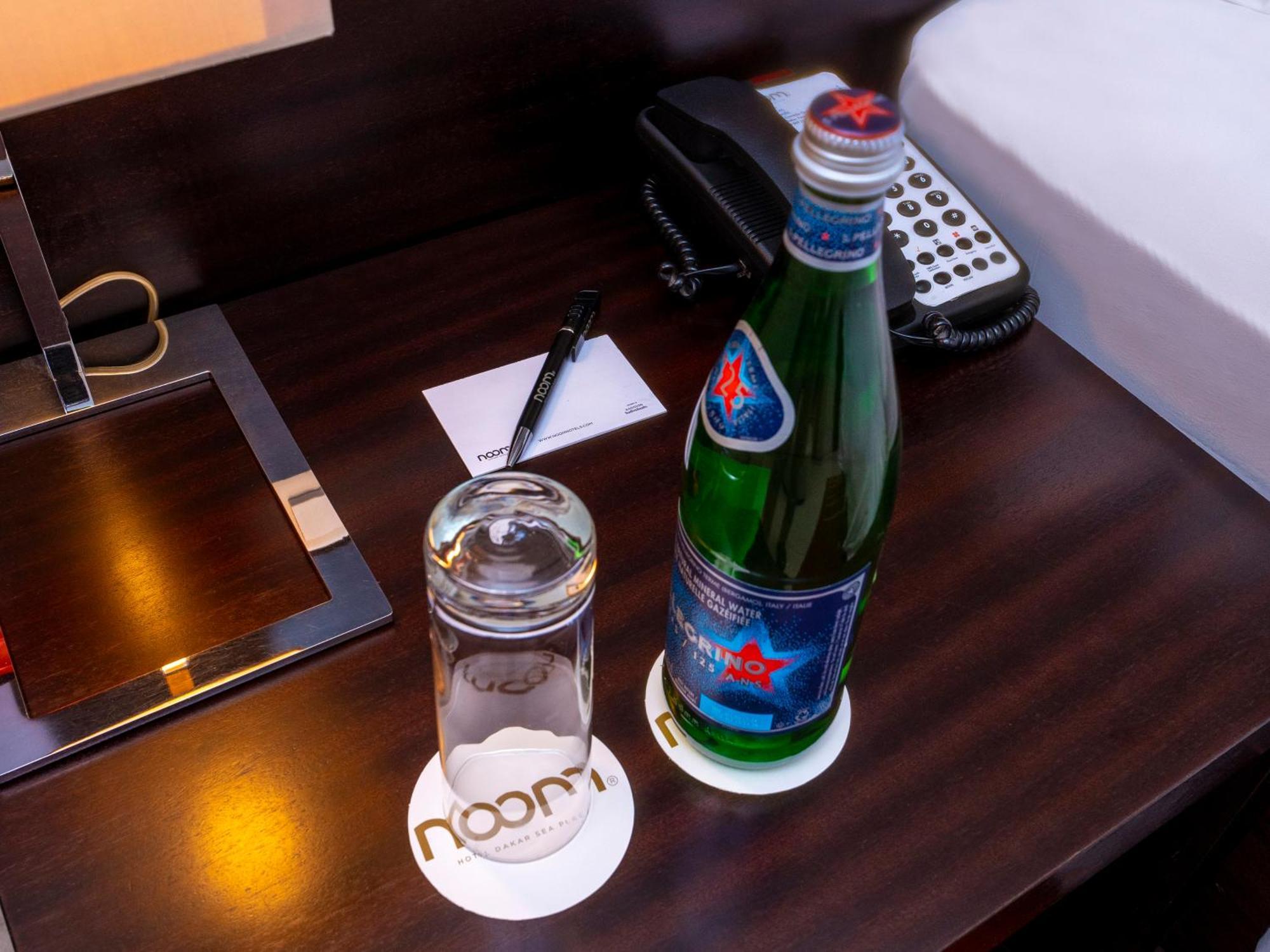 Noom Hotel Dakar Sea Plaza, A Member Of Radisson Individuals Eksteriør bilde A bottle of Perrier