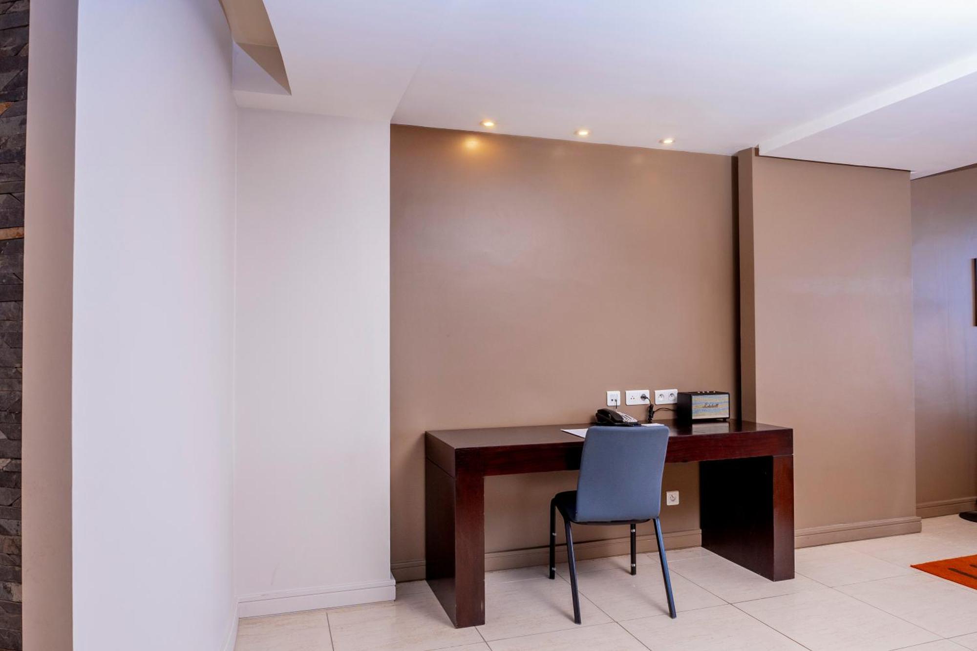 Noom Hotel Dakar Sea Plaza, A Member Of Radisson Individuals Eksteriør bilde A room at the library