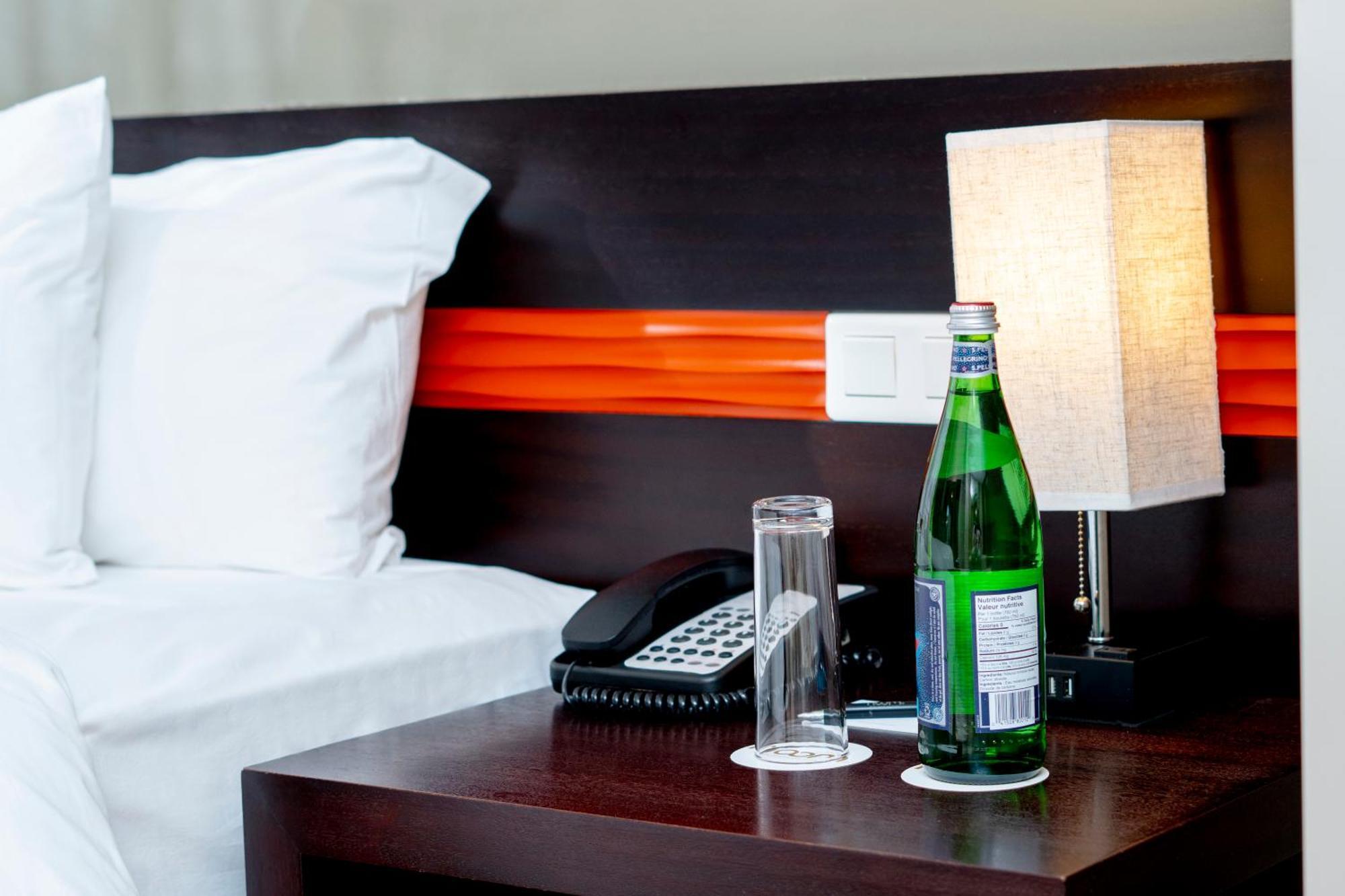 Noom Hotel Dakar Sea Plaza, A Member Of Radisson Individuals Eksteriør bilde A bottle of mineral water in a hotel room